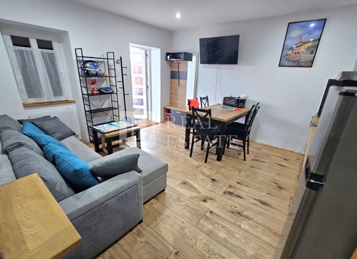 CRIKVENICA - hiša s 3 lepo urejenimi apartmaji in dvoriščem