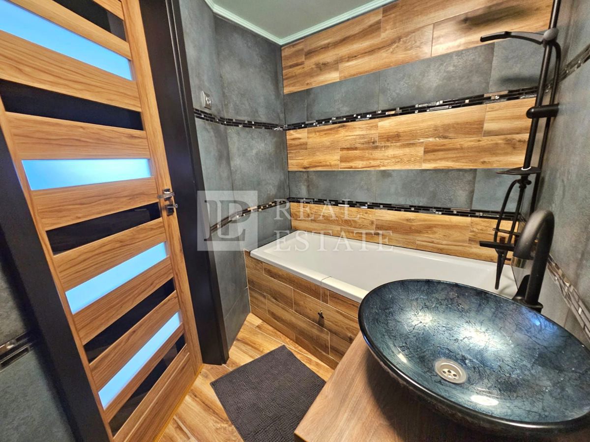 CRIKVENICA - hiša s 3 lepo urejenimi apartmaji in dvoriščem