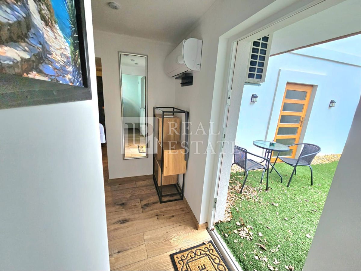 CRIKVENICA - hiša s 3 lepo urejenimi apartmaji in dvoriščem