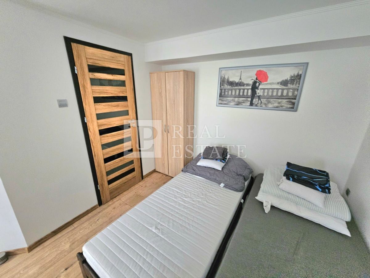 CRIKVENICA - hiša s 3 lepo urejenimi apartmaji in dvoriščem