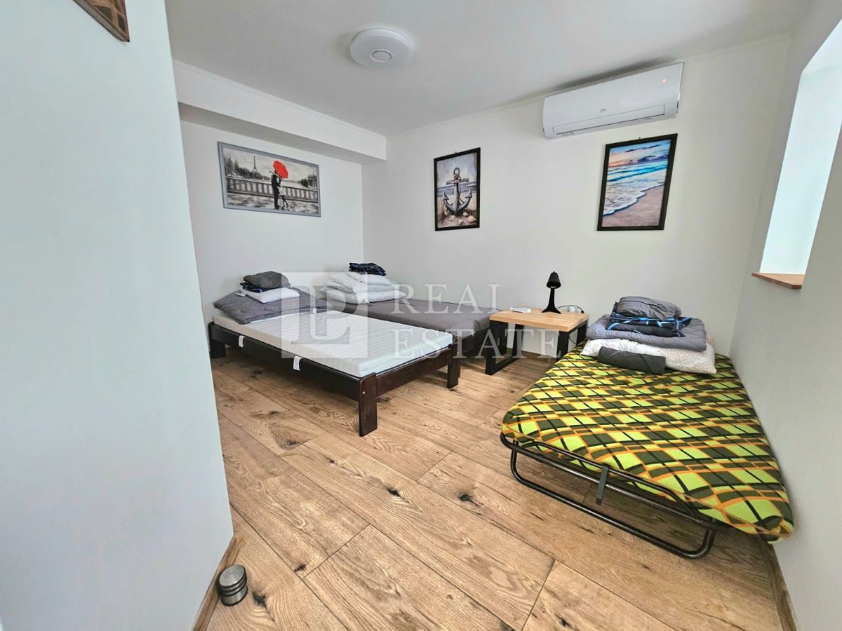 CRIKVENICA - hiša s 3 lepo urejenimi apartmaji in dvoriščem
