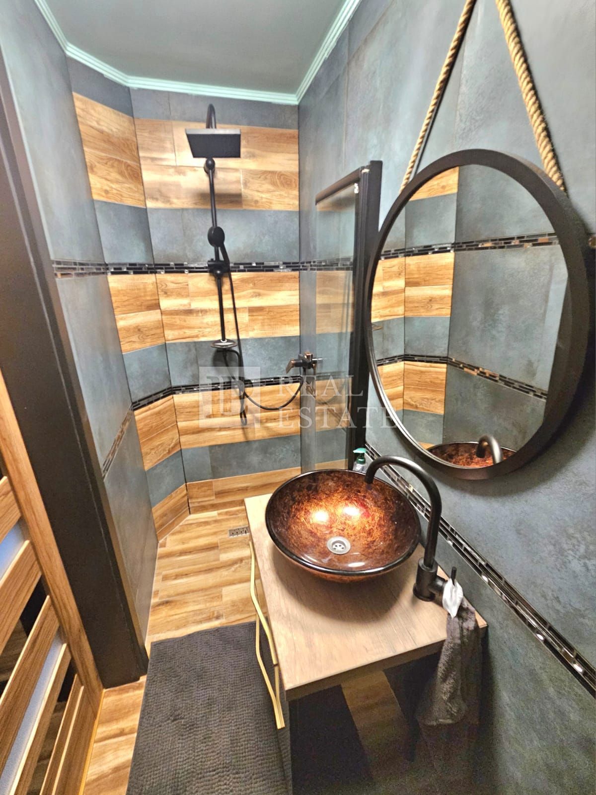 CRIKVENICA - hiša s 3 lepo urejenimi apartmaji in dvoriščem