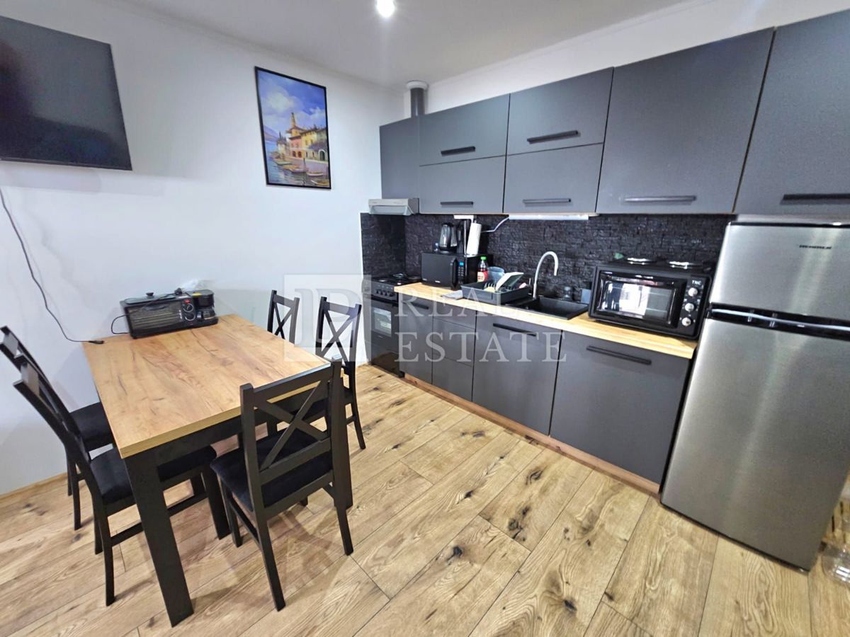 CRIKVENICA - hiša s 3 lepo urejenimi apartmaji in dvoriščem