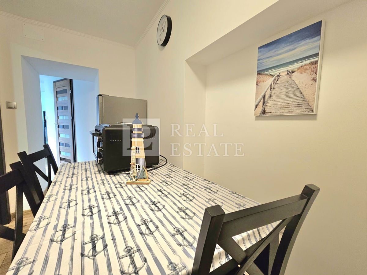 CRIKVENICA - hiša s 3 lepo urejenimi apartmaji in dvoriščem