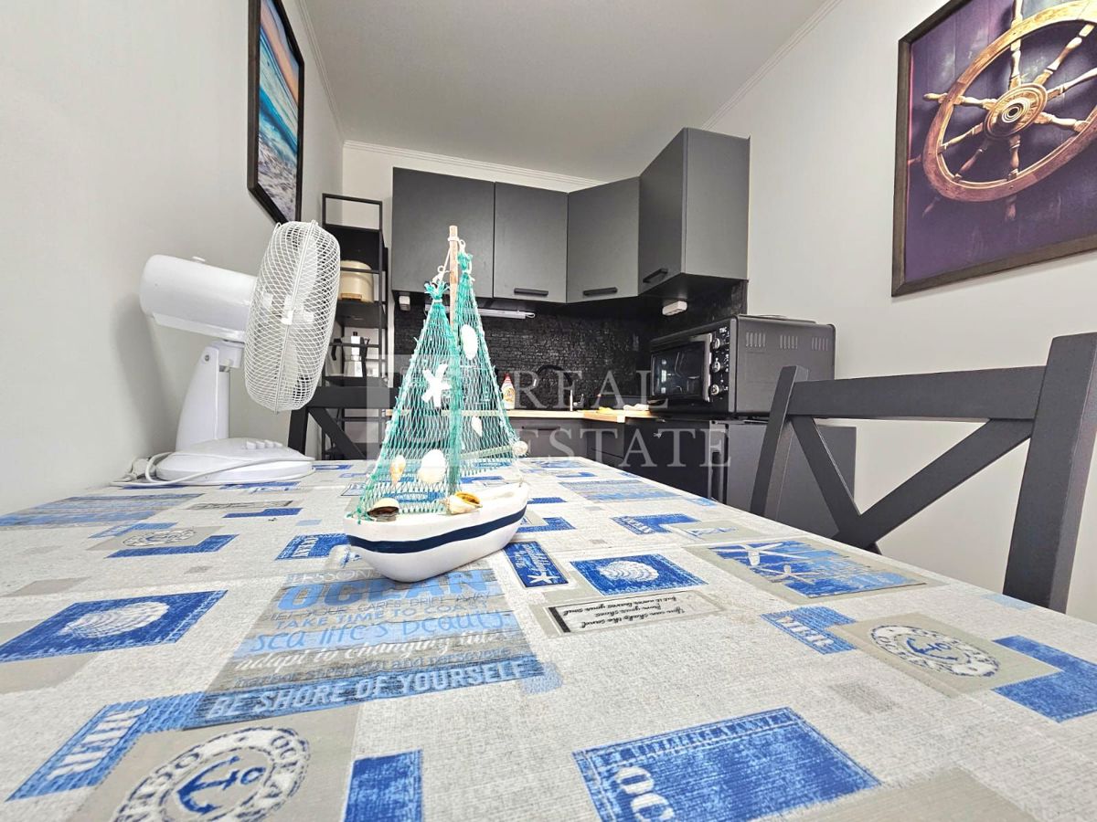 CRIKVENICA - hiša s 3 lepo urejenimi apartmaji in dvoriščem