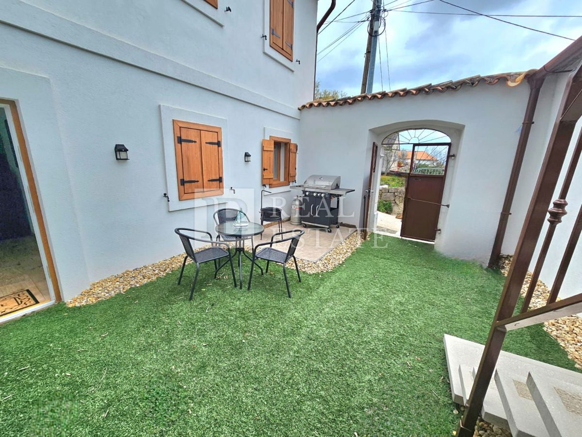 CRIKVENICA - hiša s 3 lepo urejenimi apartmaji in dvoriščem