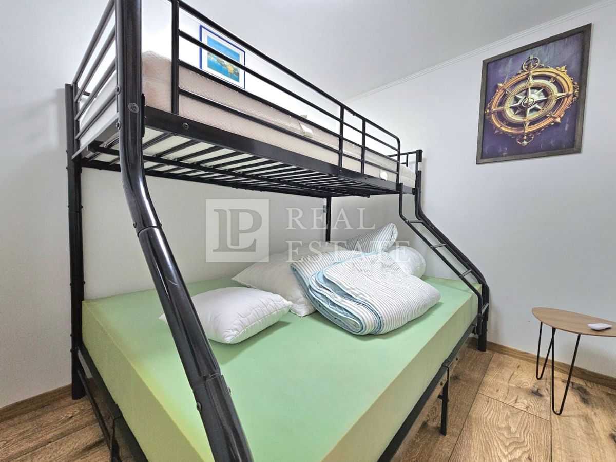 CRIKVENICA - hiša s 3 lepo urejenimi apartmaji in dvoriščem