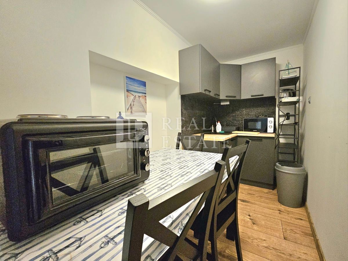 CRIKVENICA - hiša s 3 lepo urejenimi apartmaji in dvoriščem