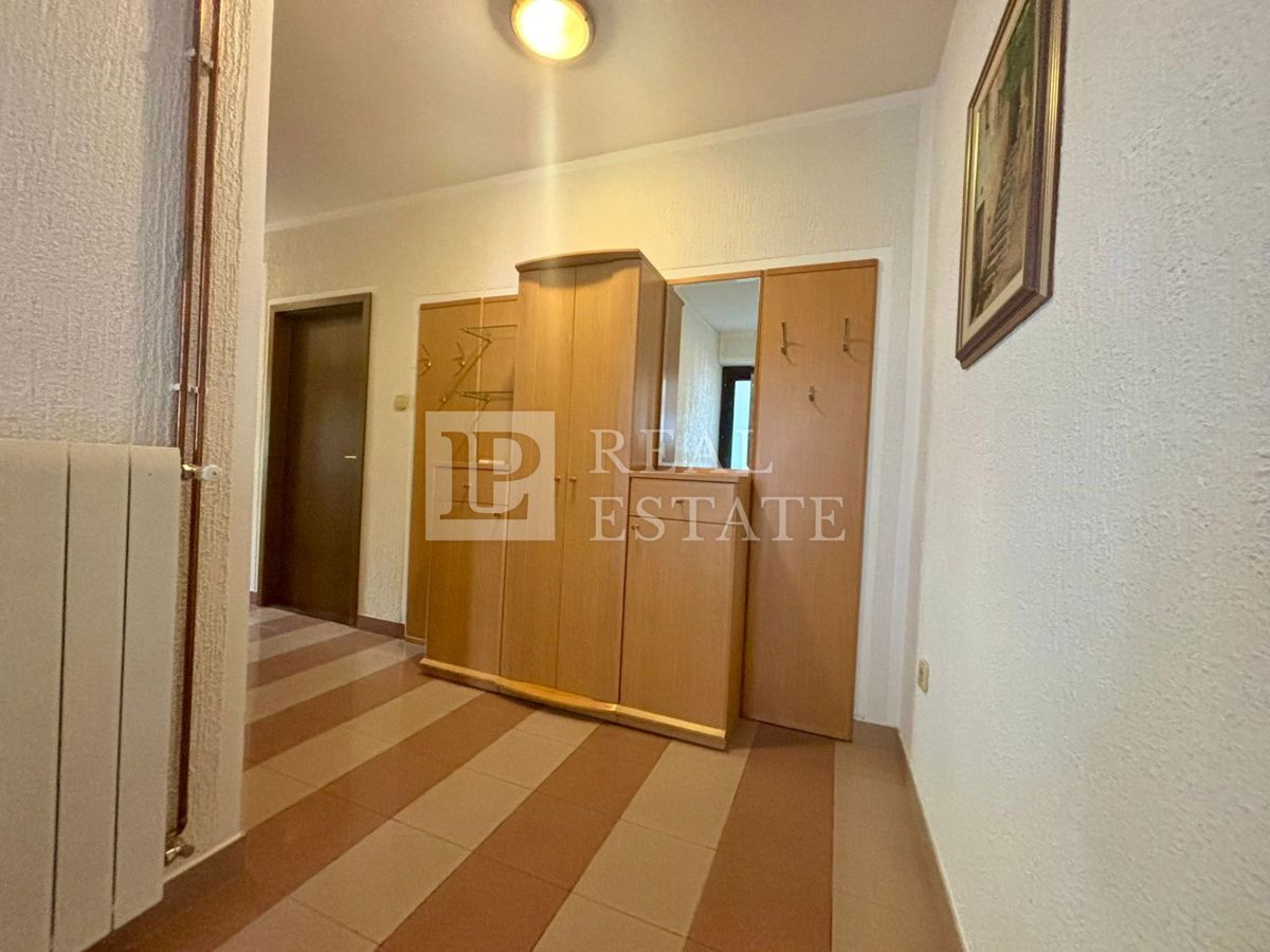 NOVI VINODOLSKI - trisobno stanovanje z ogromno teraso in čudovitim razgledom