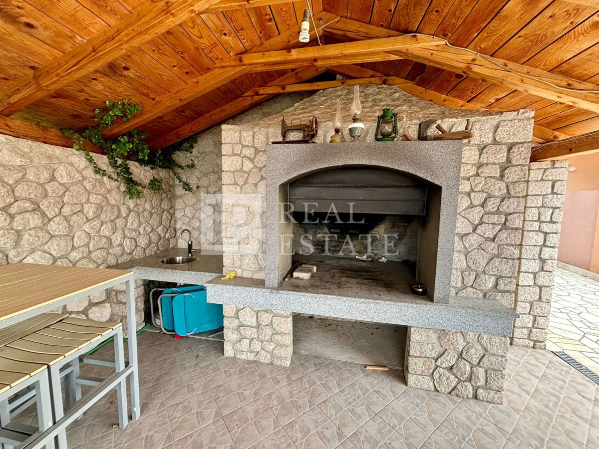 NOVI VINODOLSKI - trisobno stanovanje z ogromno teraso in čudovitim razgledom