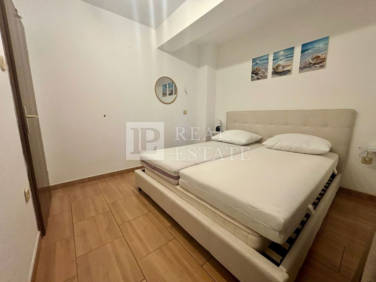 NOVI VINODOLSKI - trisobno stanovanje z ogromno teraso in čudovitim razgledom