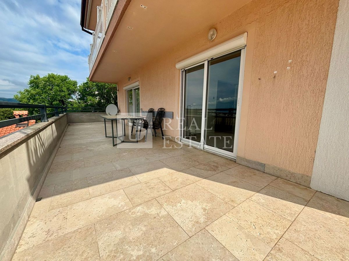 NOVI VINODOLSKI - trisobno stanovanje z ogromno teraso in čudovitim razgledom