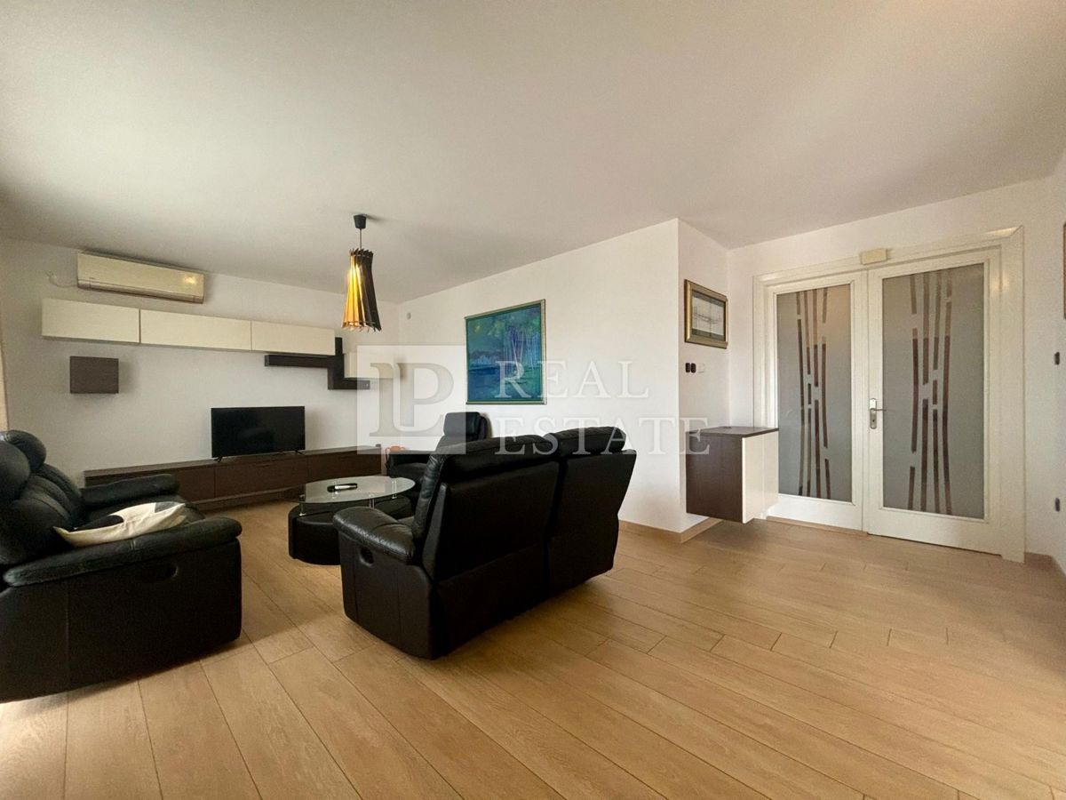 NOVI VINODOLSKI - trisobno stanovanje z ogromno teraso in čudovitim razgledom