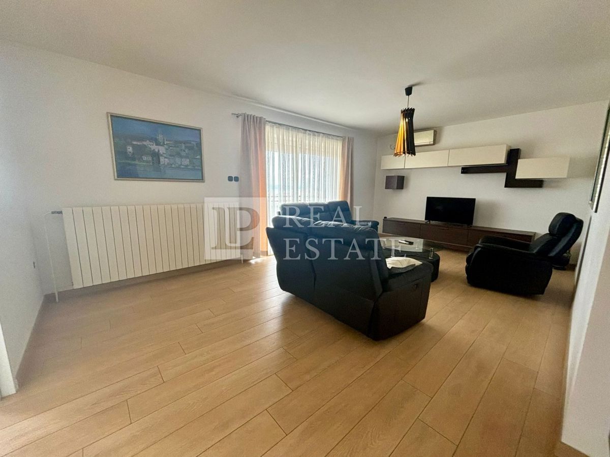 NOVI VINODOLSKI - trisobno stanovanje z ogromno teraso in čudovitim razgledom