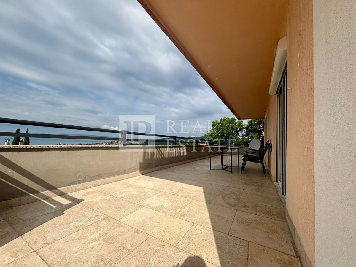 NOVI VINODOLSKI - trisobno stanovanje z ogromno teraso in čudovitim razgledom