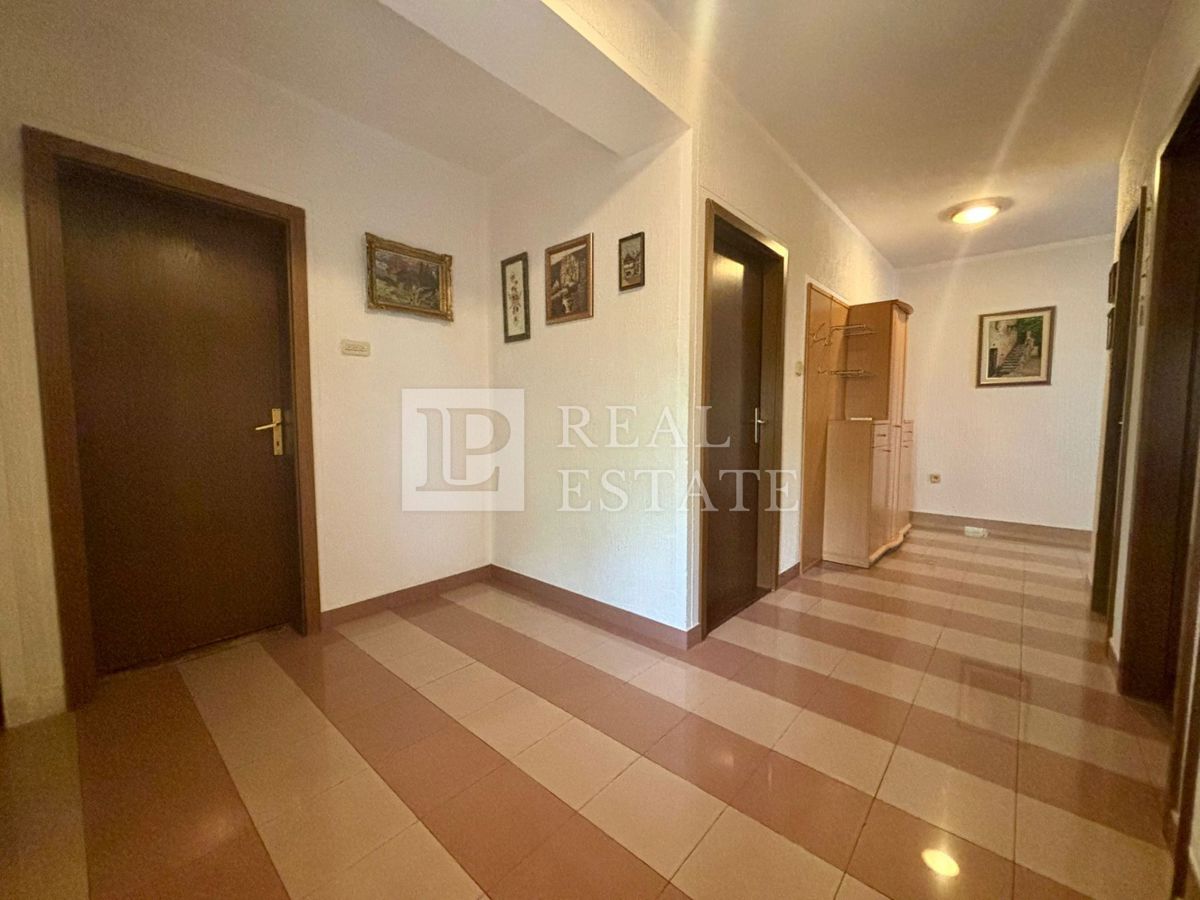 NOVI VINODOLSKI - trisobno stanovanje z ogromno teraso in čudovitim razgledom