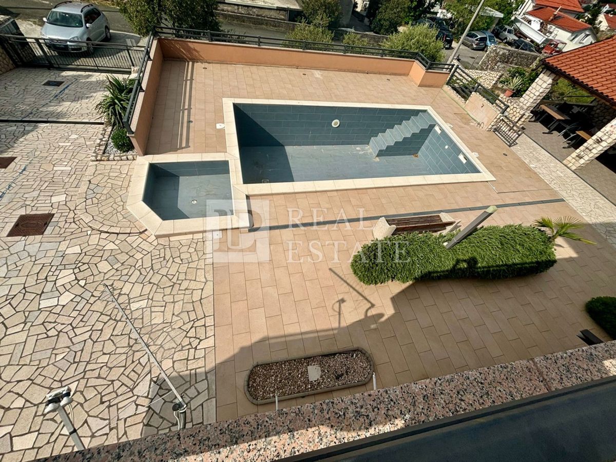 NOVI VINODOLSKI - trisobno stanovanje z ogromno teraso in čudovitim razgledom