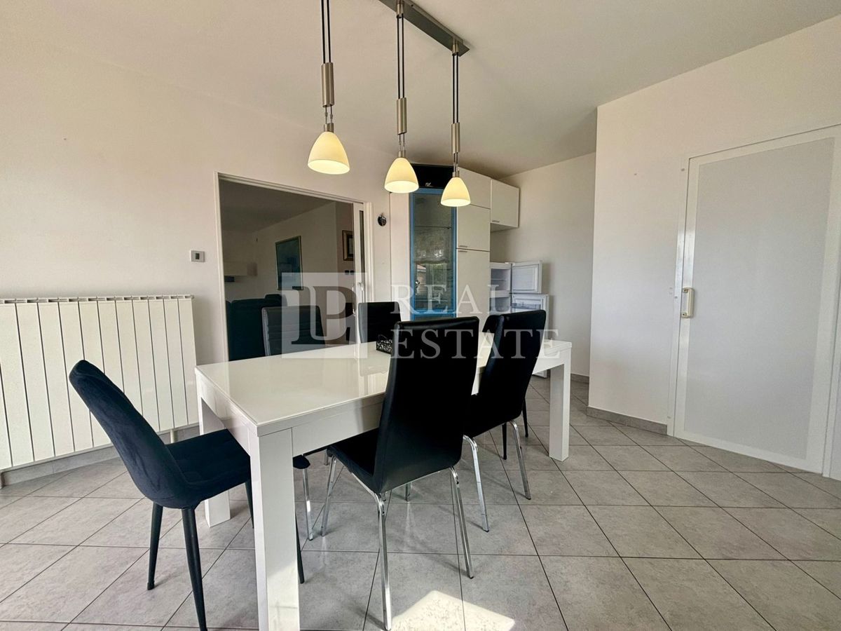 NOVI VINODOLSKI - trisobno stanovanje z ogromno teraso in čudovitim razgledom