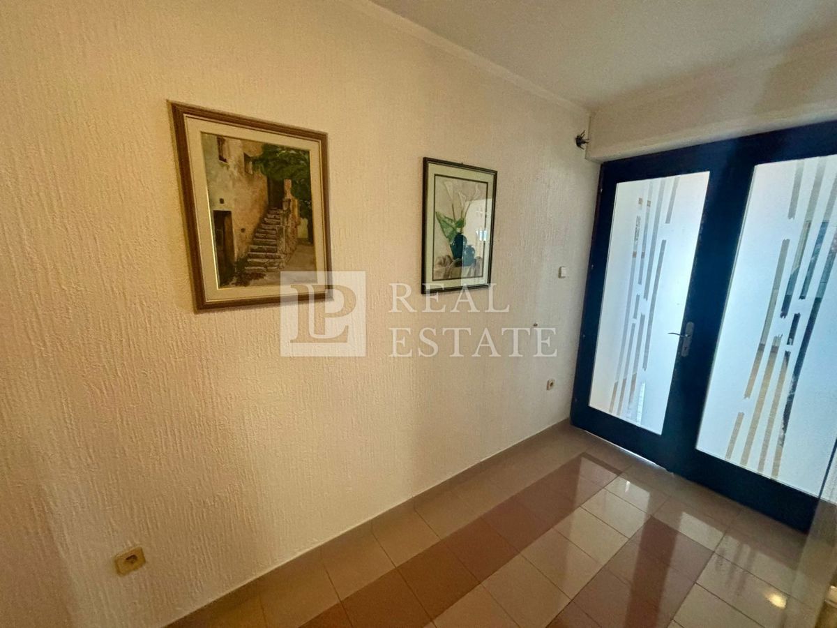 NOVI VINODOLSKI - trisobno stanovanje z ogromno teraso in čudovitim razgledom