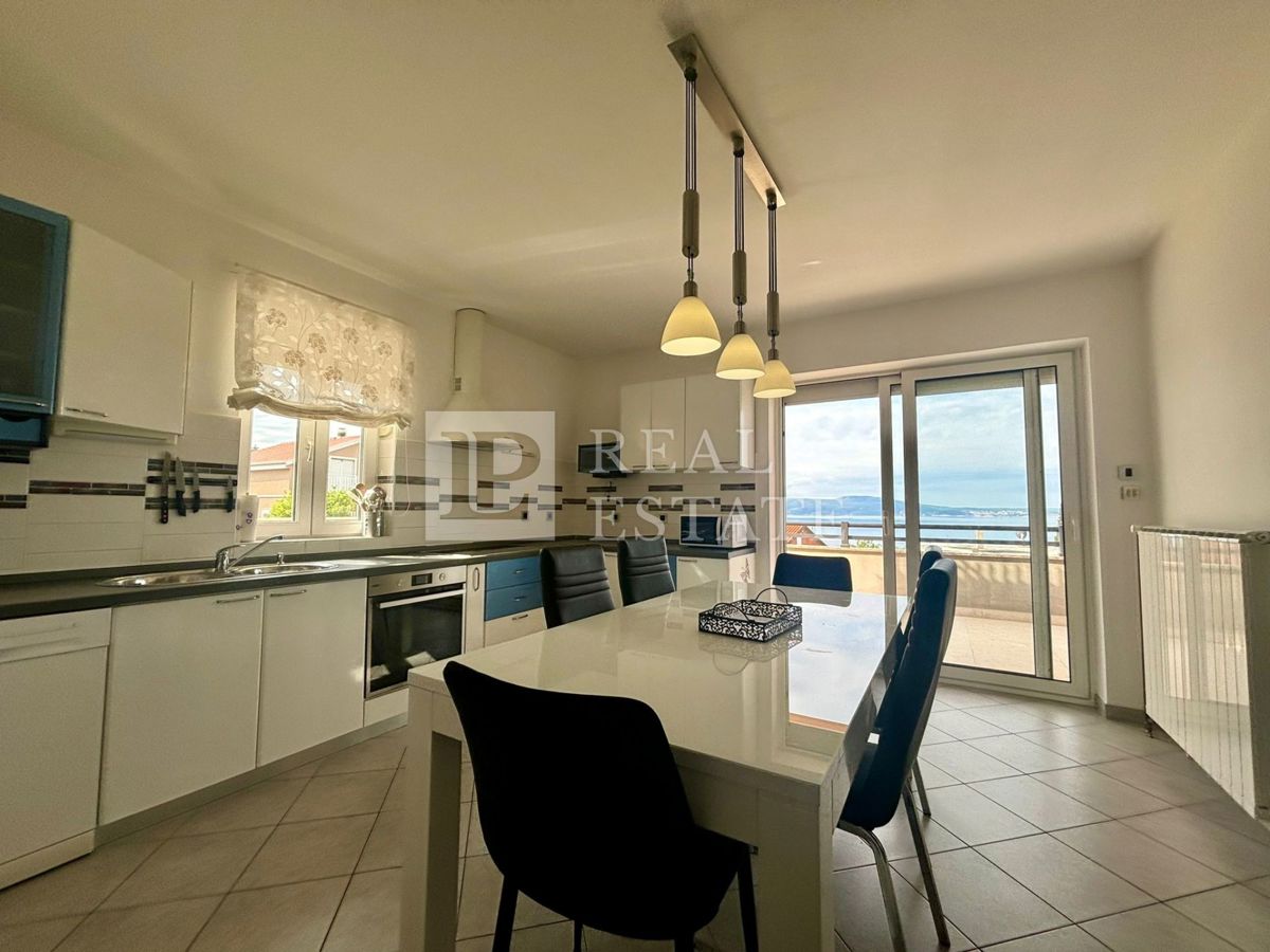 NOVI VINODOLSKI - trisobno stanovanje z ogromno teraso in čudovitim razgledom