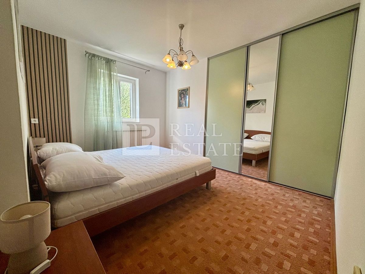 NOVI VINODOLSKI - trisobno stanovanje z ogromno teraso in čudovitim razgledom