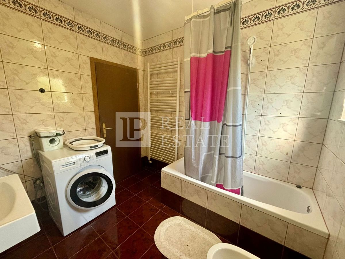 NOVI VINODOLSKI - trisobno stanovanje z ogromno teraso in čudovitim razgledom