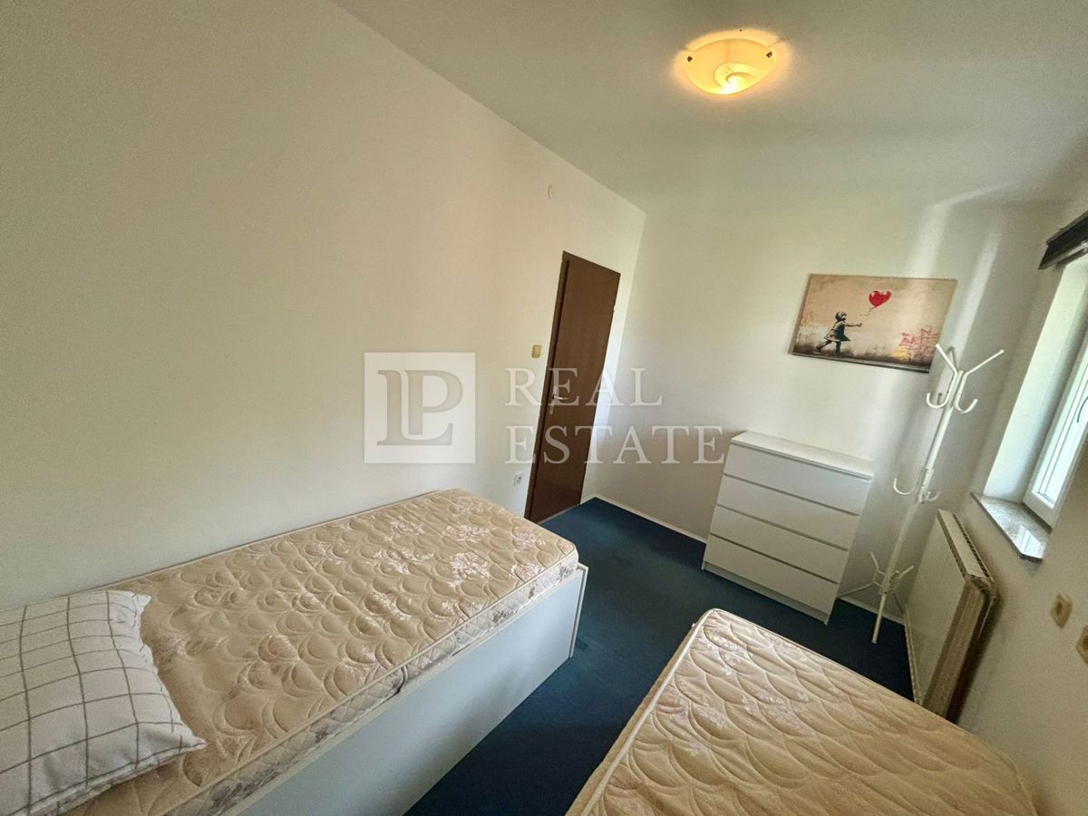 NOVI VINODOLSKI - trisobno stanovanje z ogromno teraso in čudovitim razgledom