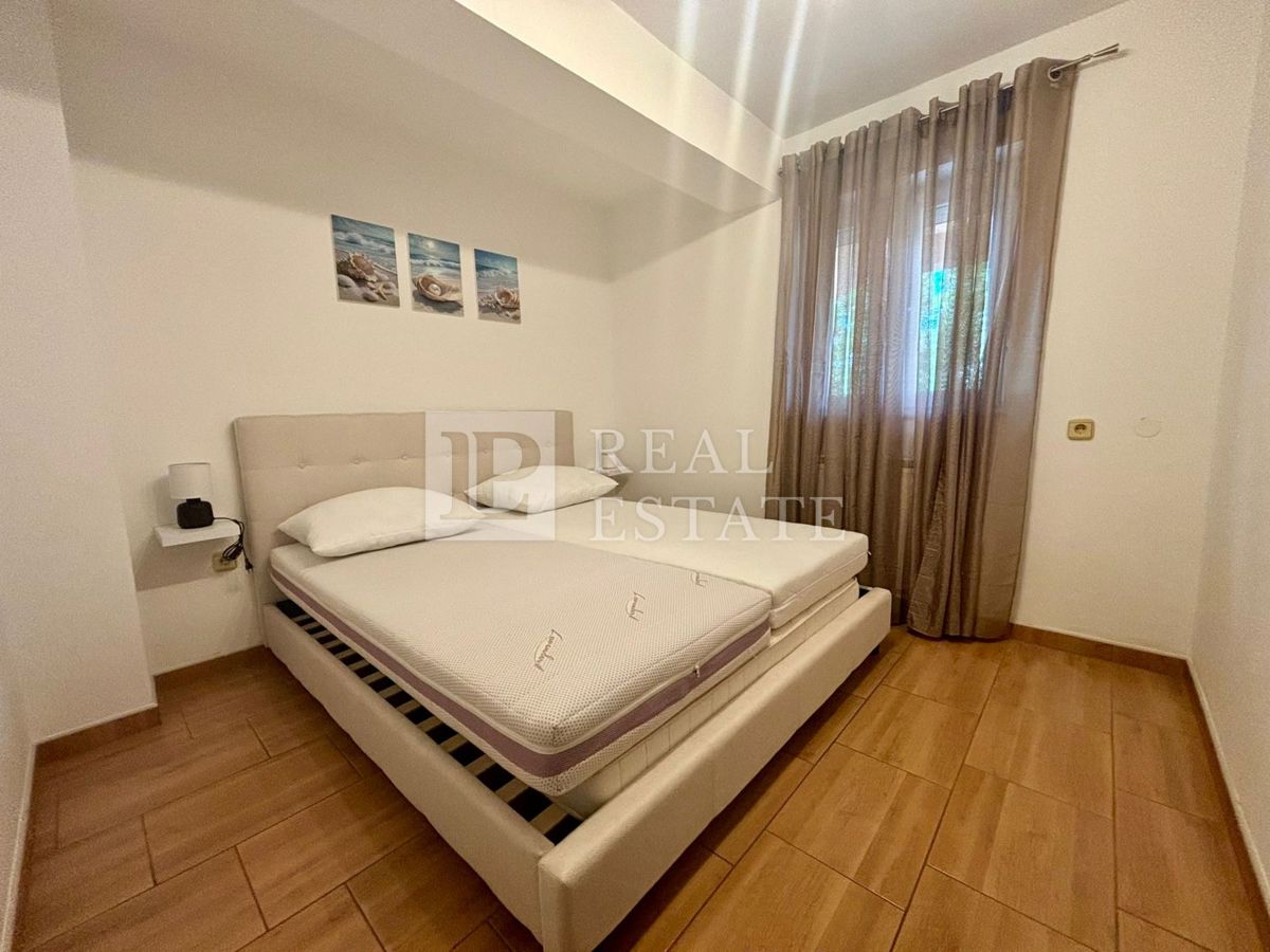 NOVI VINODOLSKI - trisobno stanovanje z ogromno teraso in čudovitim razgledom