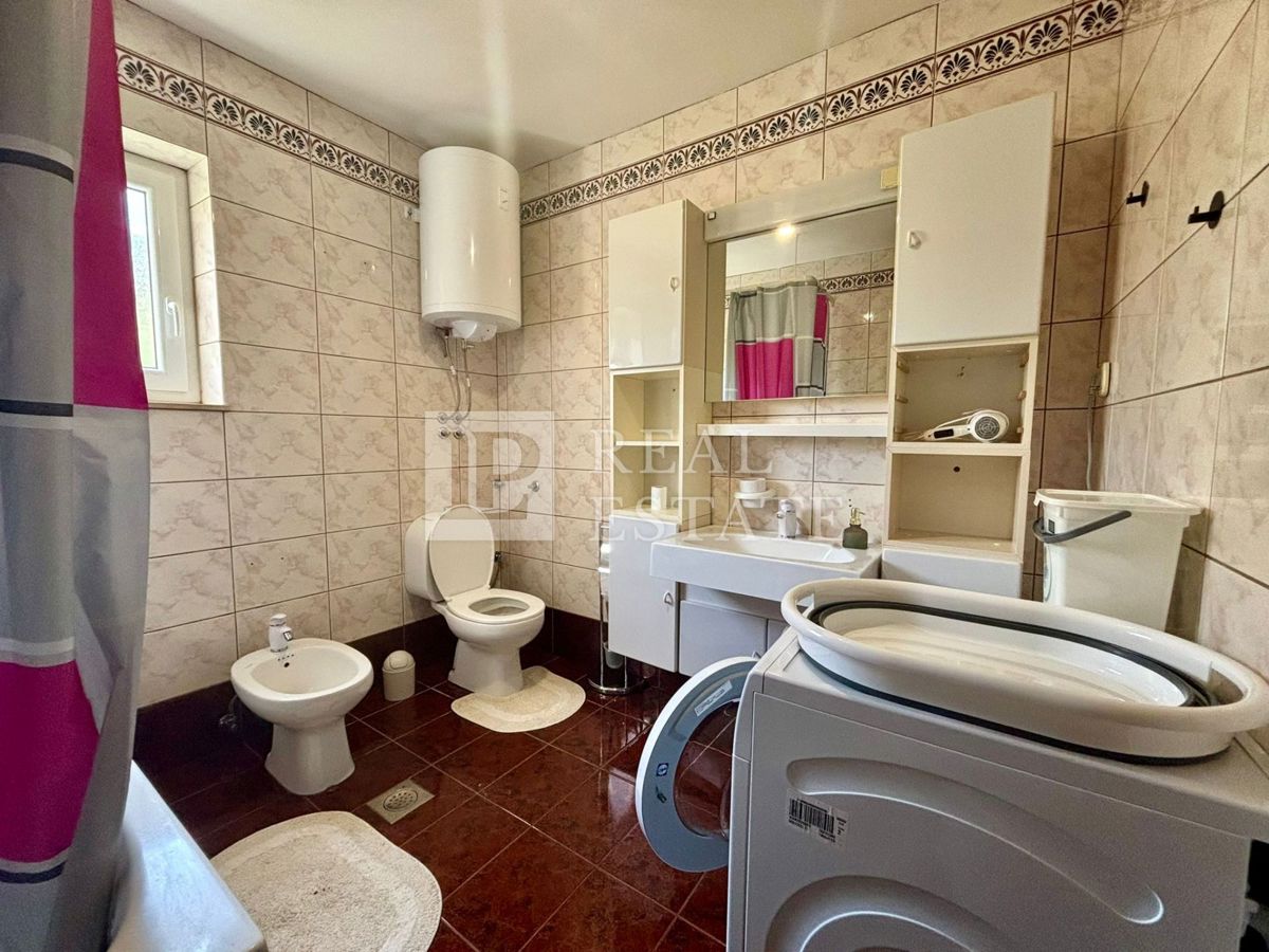 NOVI VINODOLSKI - trisobno stanovanje z ogromno teraso in čudovitim razgledom