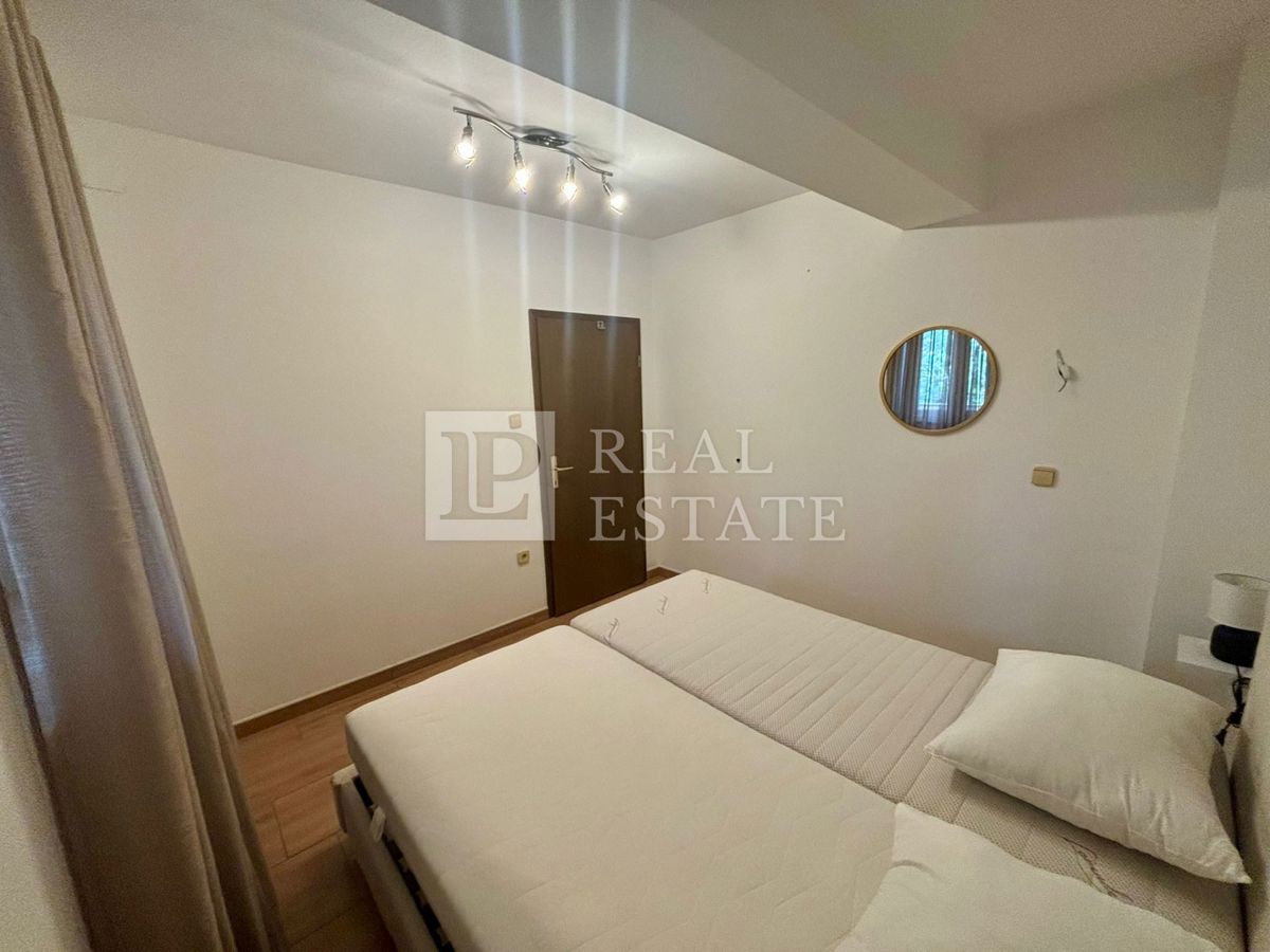 NOVI VINODOLSKI - trisobno stanovanje z ogromno teraso in čudovitim razgledom