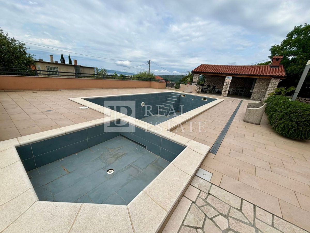 NOVI VINODOLSKI - trisobno stanovanje z ogromno teraso in čudovitim razgledom