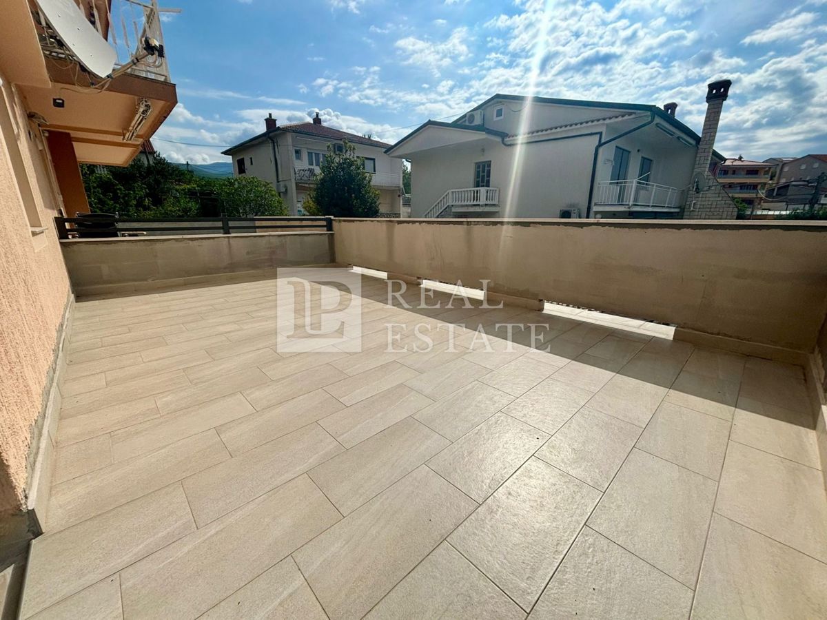 NOVI VINODOLSKI - trisobno stanovanje z ogromno teraso in čudovitim razgledom