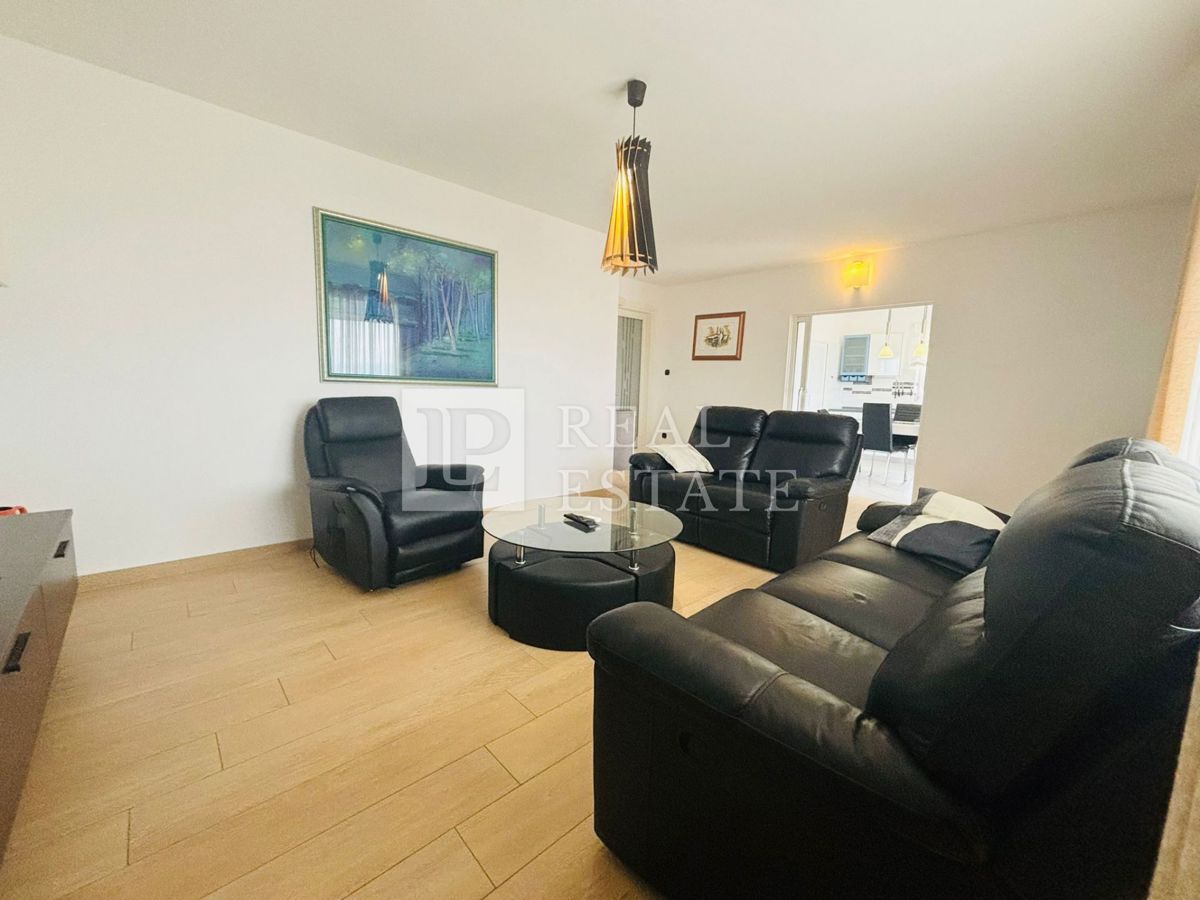 NOVI VINODOLSKI - trisobno stanovanje z ogromno teraso in čudovitim razgledom