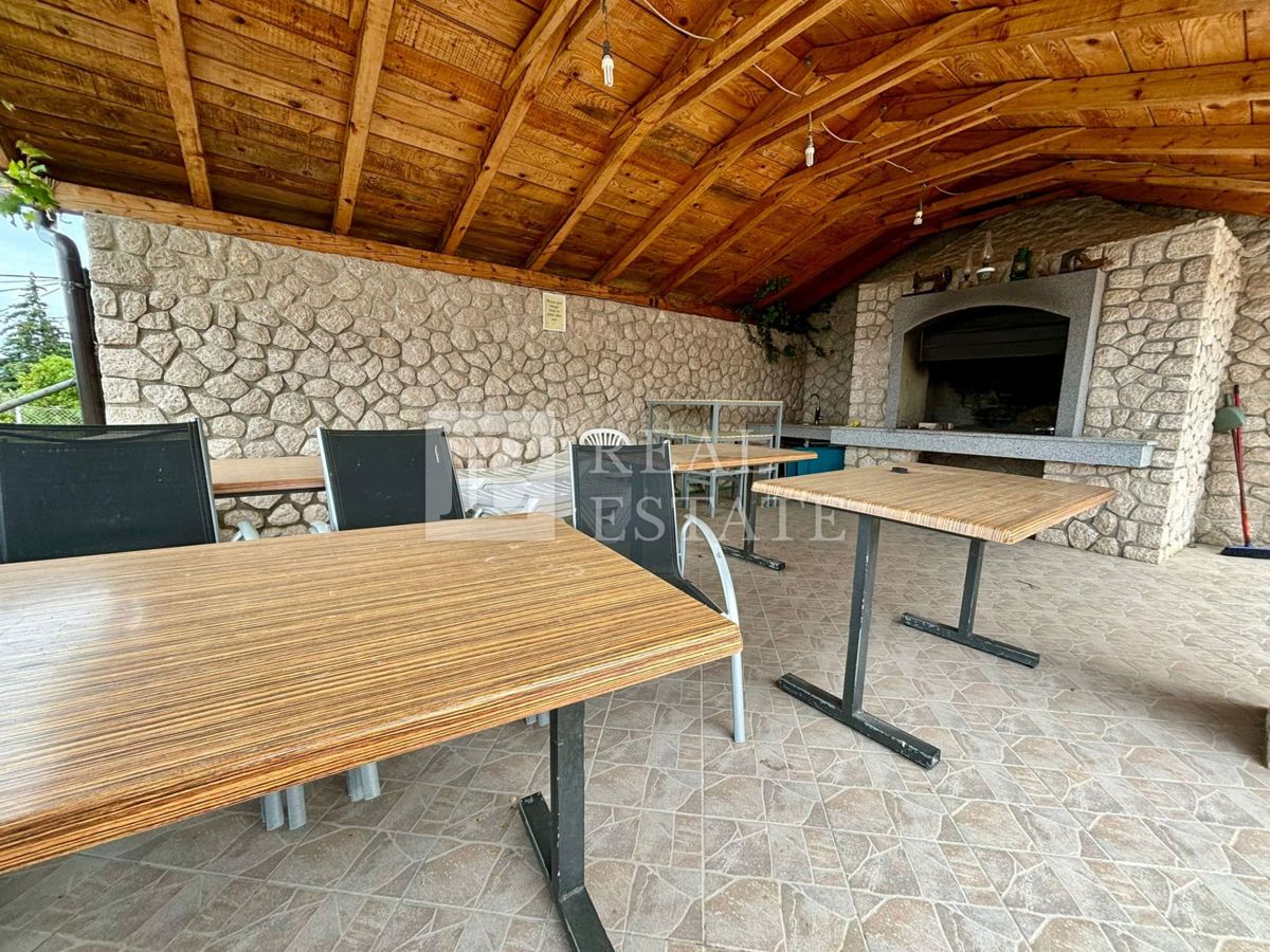 NOVI VINODOLSKI - trisobno stanovanje z ogromno teraso in čudovitim razgledom