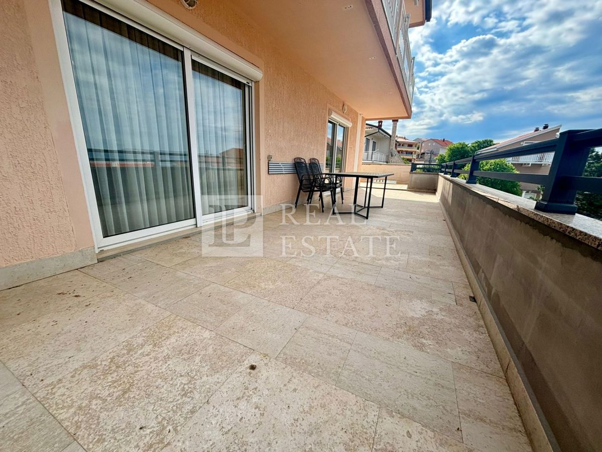 NOVI VINODOLSKI - trisobno stanovanje z ogromno teraso in čudovitim razgledom