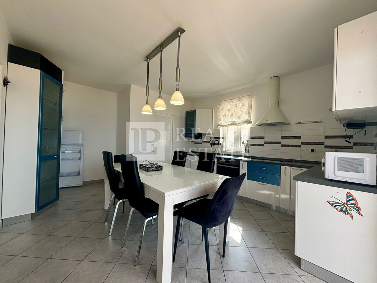 NOVI VINODOLSKI - trisobno stanovanje z ogromno teraso in čudovitim razgledom