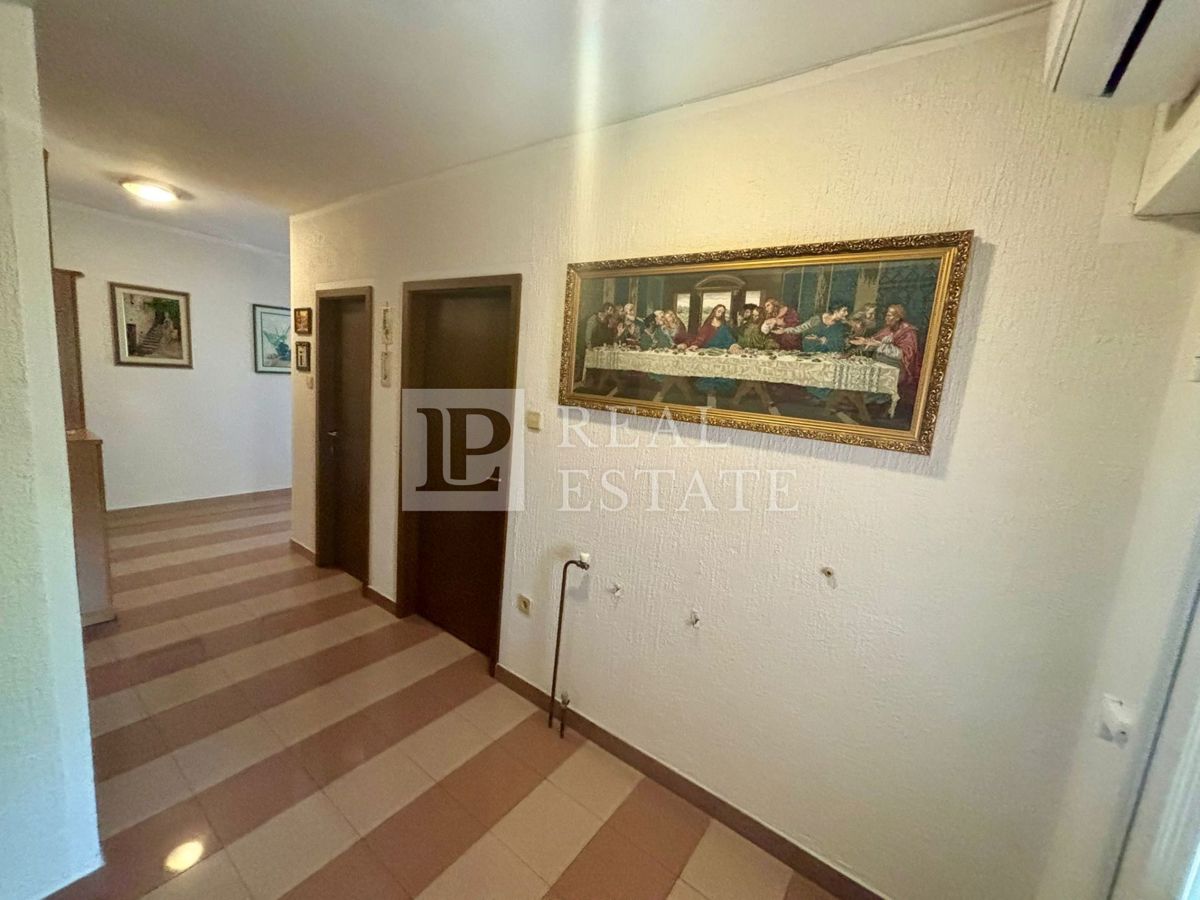 NOVI VINODOLSKI - trisobno stanovanje z ogromno teraso in čudovitim razgledom