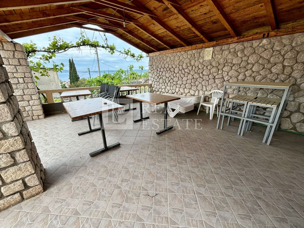 NOVI VINODOLSKI - trisobno stanovanje z ogromno teraso in čudovitim razgledom