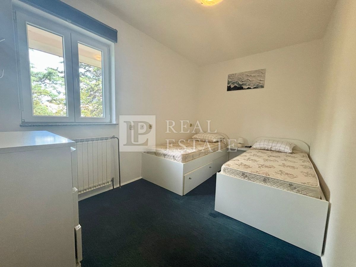 NOVI VINODOLSKI - trisobno stanovanje z ogromno teraso in čudovitim razgledom