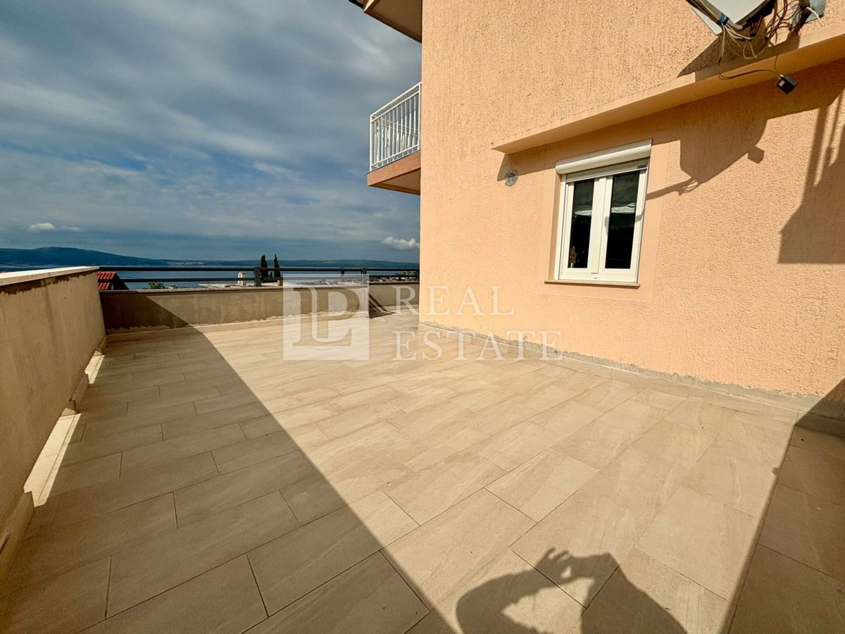 NOVI VINODOLSKI - trisobno stanovanje z ogromno teraso in čudovitim razgledom