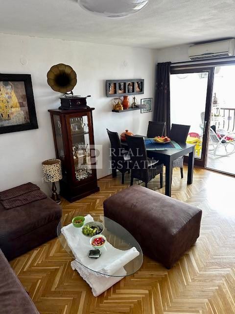 SELCE - dvosobno stanovanje z ložo in balkonom na mirni lokaciji