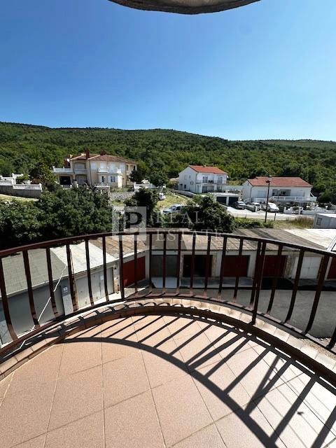 SELCE - dvosobno stanovanje z ložo in balkonom na mirni lokaciji