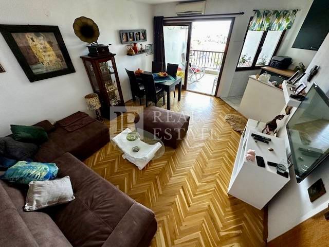 SELCE - dvosobno stanovanje z ložo in balkonom na mirni lokaciji