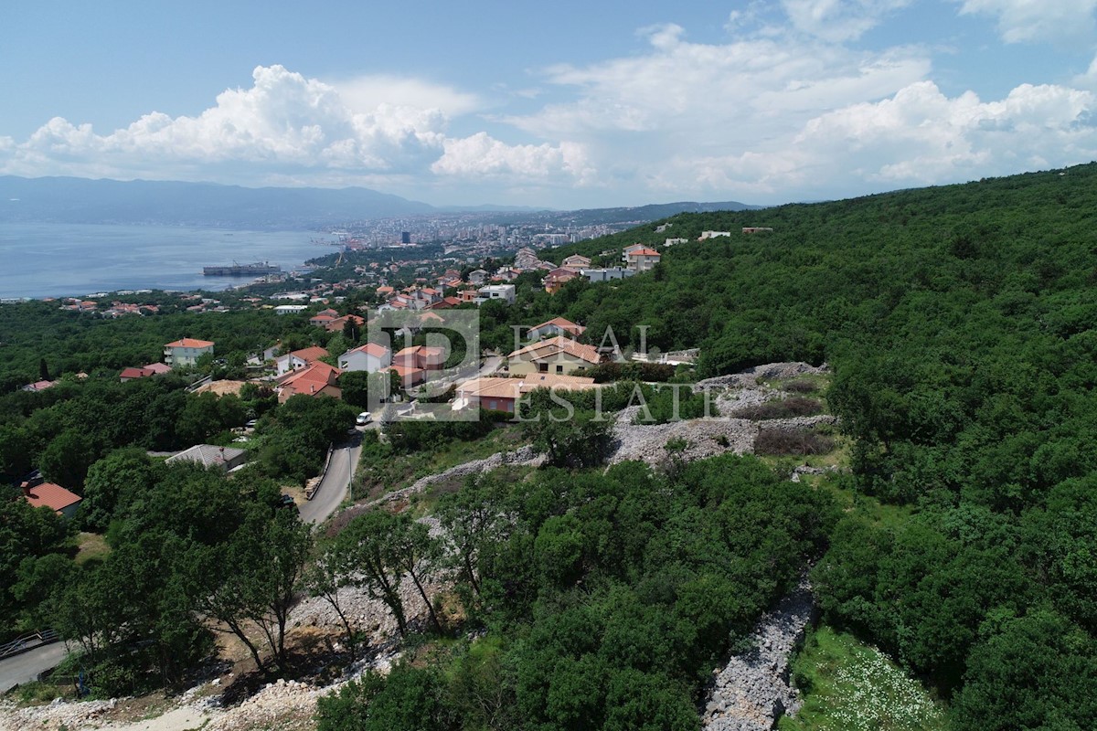 KOSTRENA - zemljišče z odprtim pogledom na morje