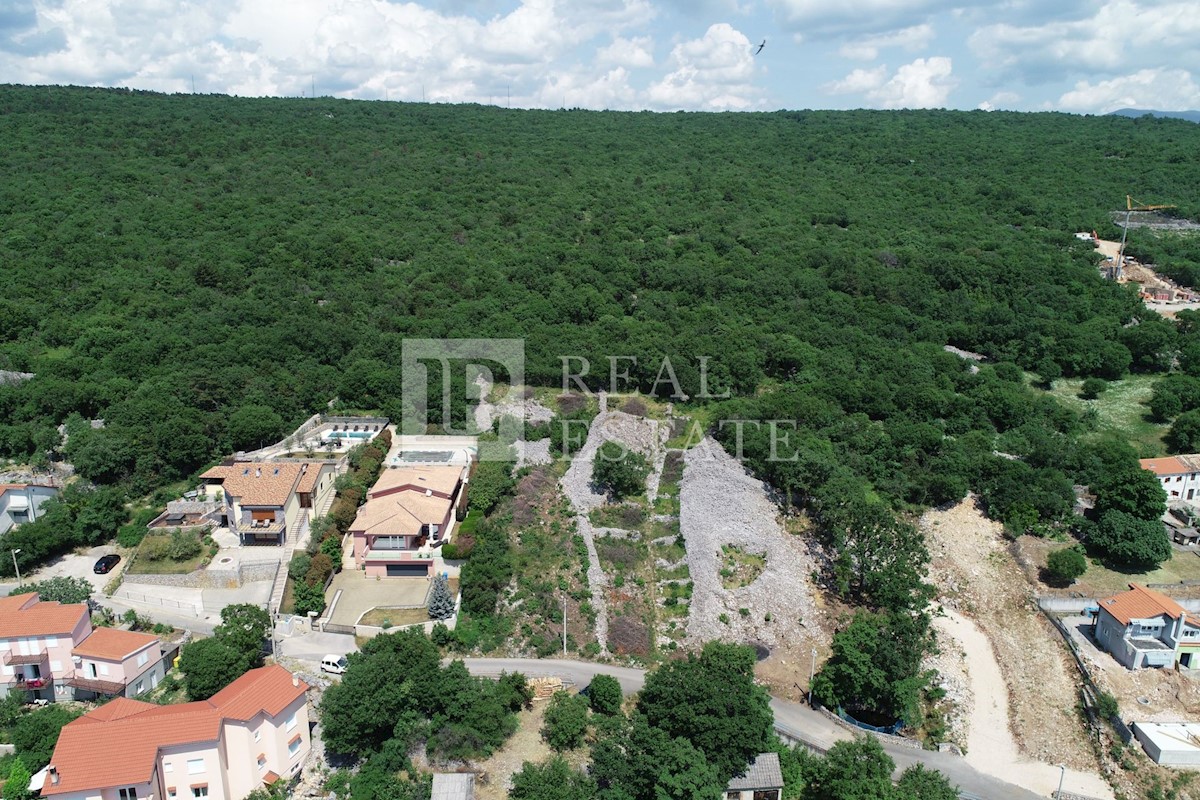 KOSTRENA - zemljišče z odprtim pogledom na morje