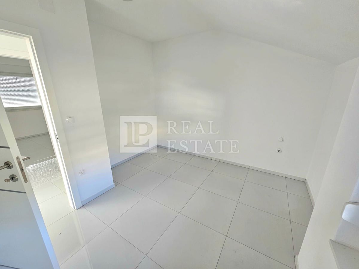 CRIKVENICA - dvoetažni apartma v novogradnji 150m od morja