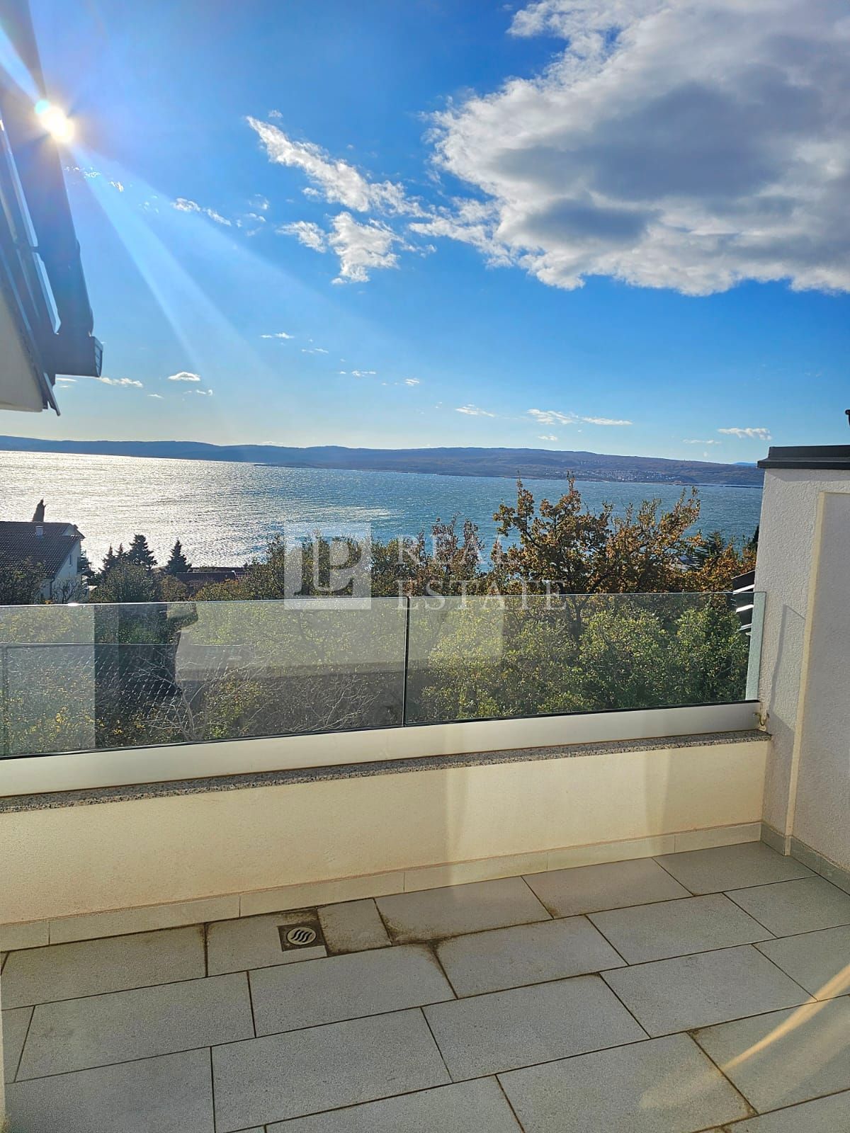 CRIKVENICA - dvoetažni apartma v novogradnji 150m od morja