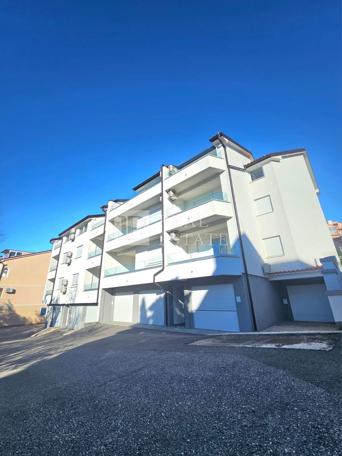 CRIKVENICA - dvoetažni apartma v novogradnji 150m od morja