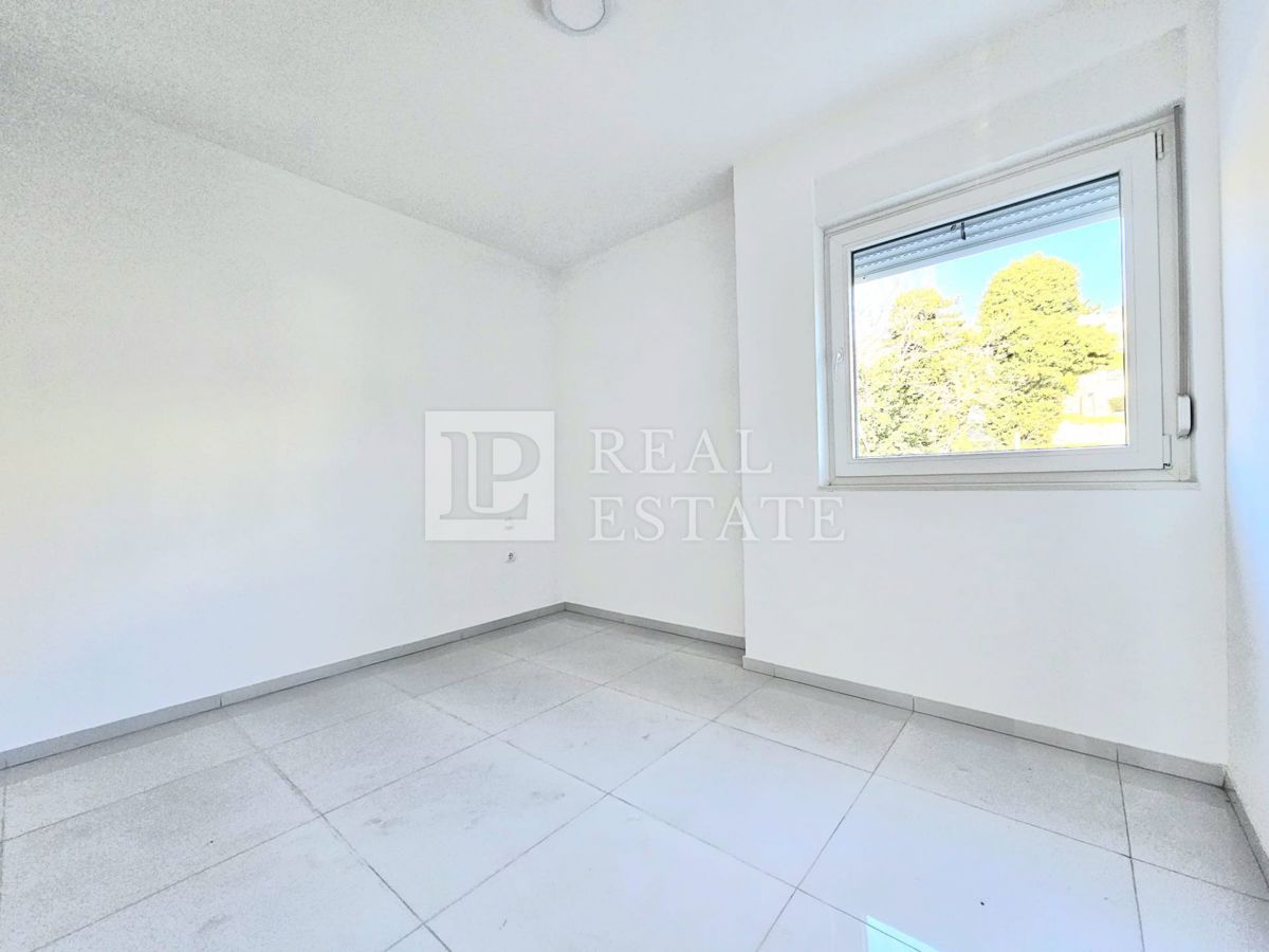 CRIKVENICA - dvoetažni apartma v novogradnji 150m od morja