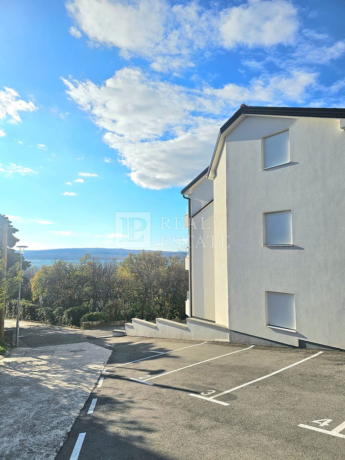 CRIKVENICA - dvoetažni apartma v novogradnji 150m od morja